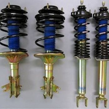 Racing car suspension adjustable for different tracks and driving techniques