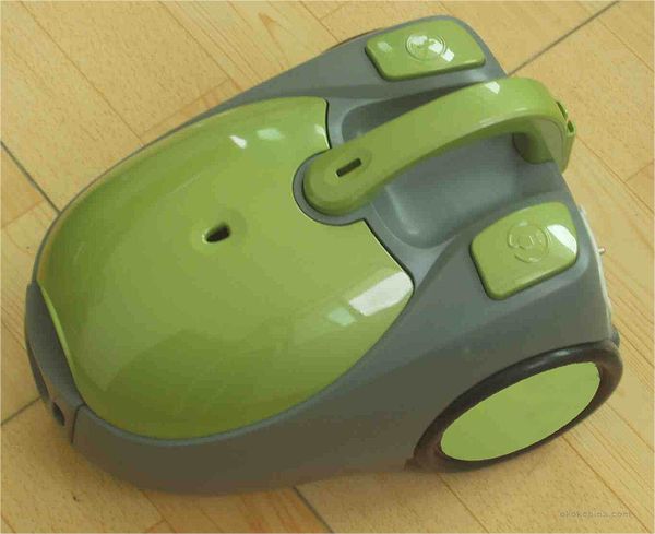 Power-lead retracts into the vacuum cleaner