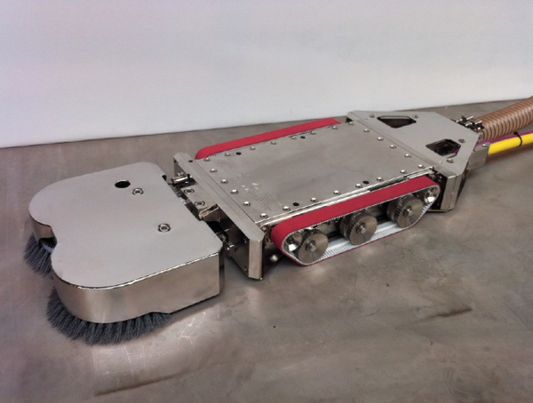 Pool floor cleaning robot