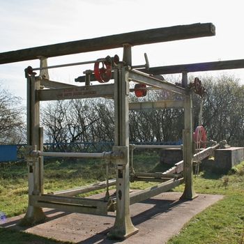 Pendulum saw or swing saw